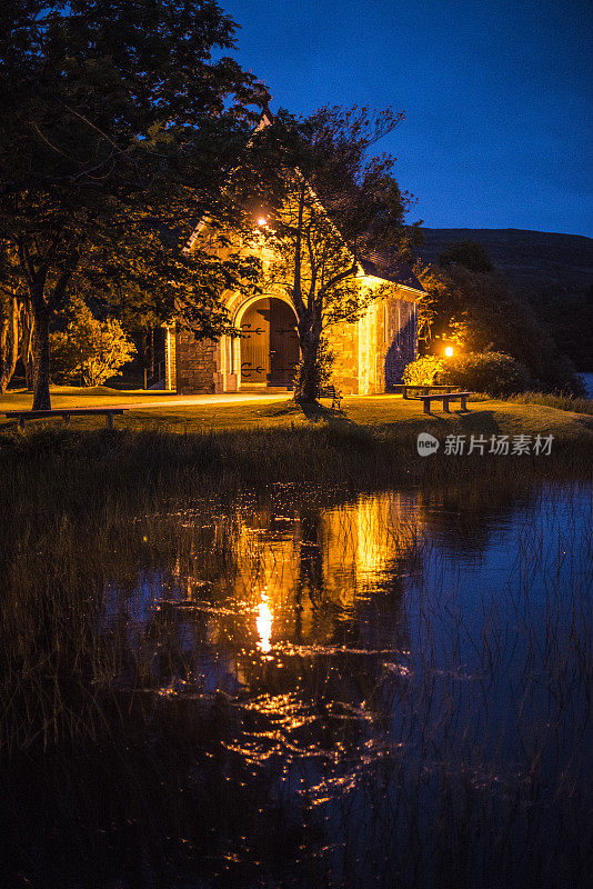 Gougane Barra晚上的教堂，Gougane Barra, co.科克，爱尔兰。